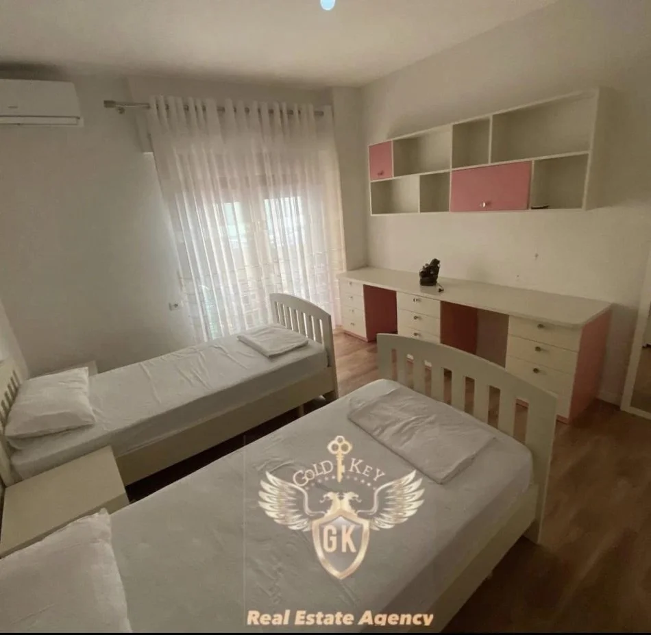 Durres, jepet me qera apartament 3+1+Ballkon Kati 1, 801 € (Vollga)