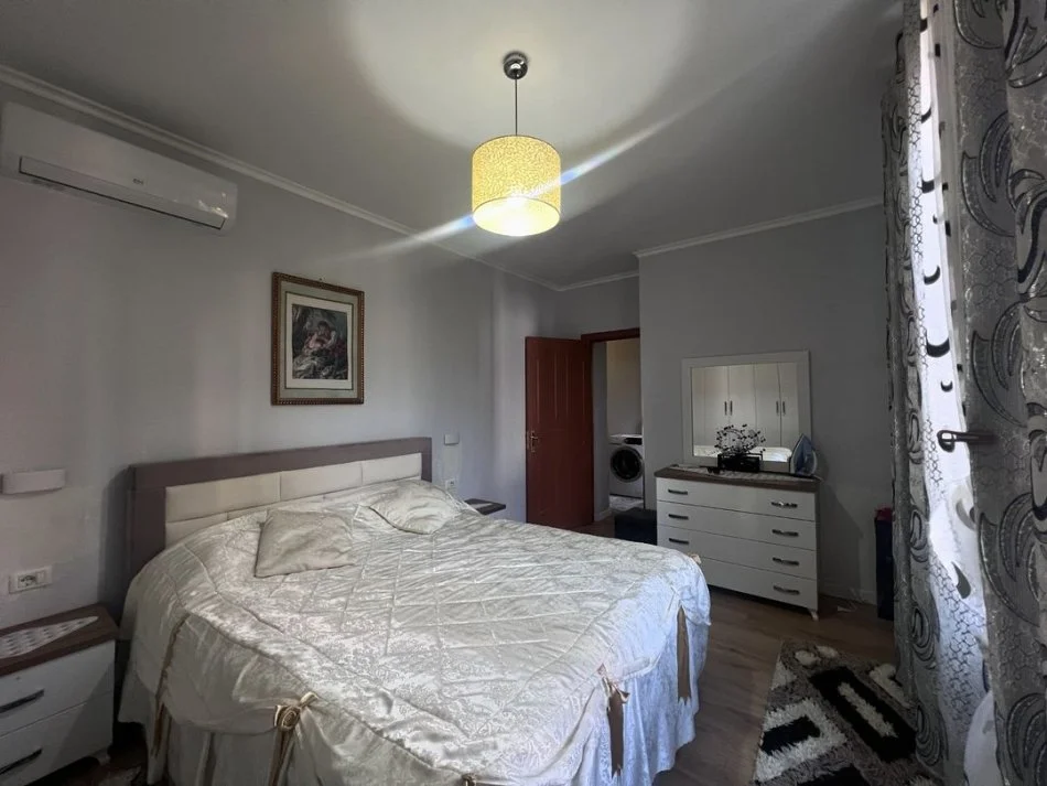 Tirane, jepet me qera apartament 2+1+Ballkon , 90 m² 400 € (Restorant Fresku)