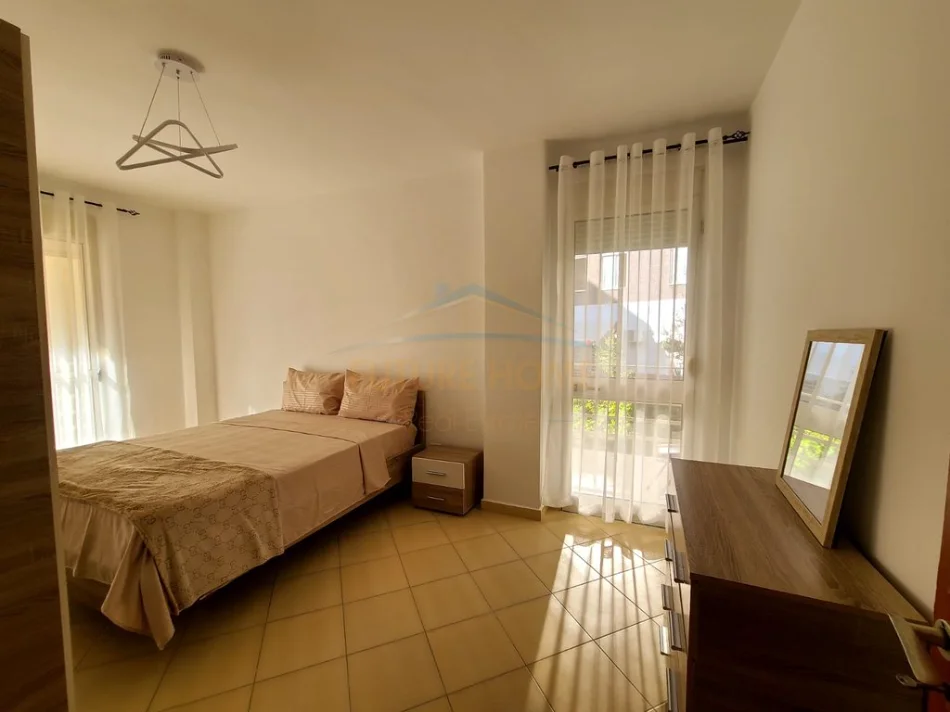 Tirane, jepet me qera apartament 2+1 Kati 3, 105 m² 650 € (Liqeni i Thate)