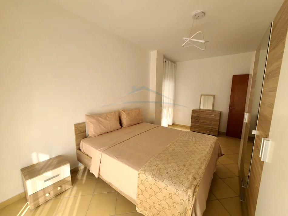 Tirane, jepet me qera apartament 1+1 , 98 m² 650 € 