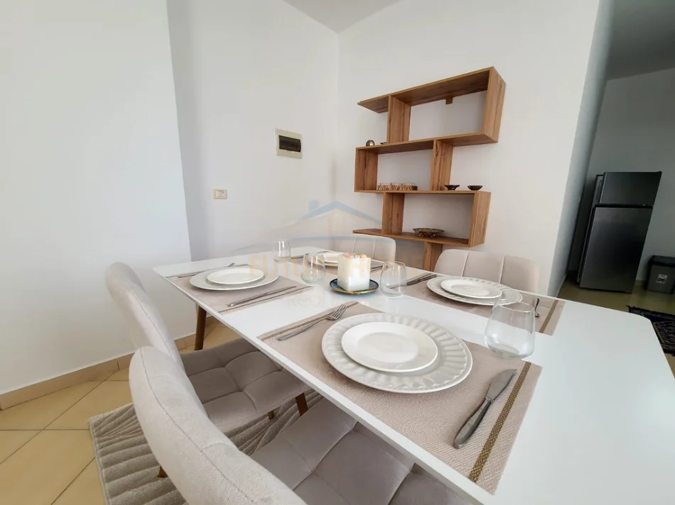 Tirane, jepet me qera apartament 1+1 , 98 m² 650 € 