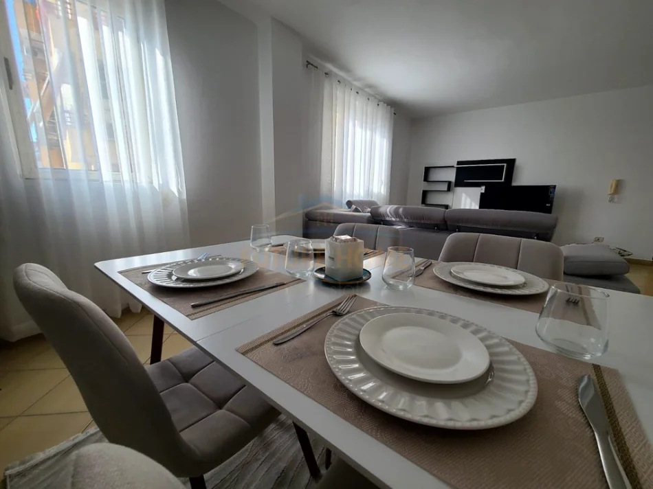 Tirane, jepet me qera apartament 1+1 , 98 m² 650 € 