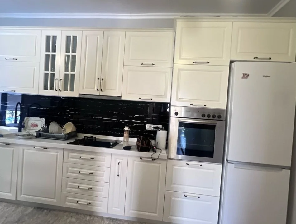 Tirane, jepet me qera apartament 2+1+Ballkon , 90 m² 400 € (Restorant Fresku)