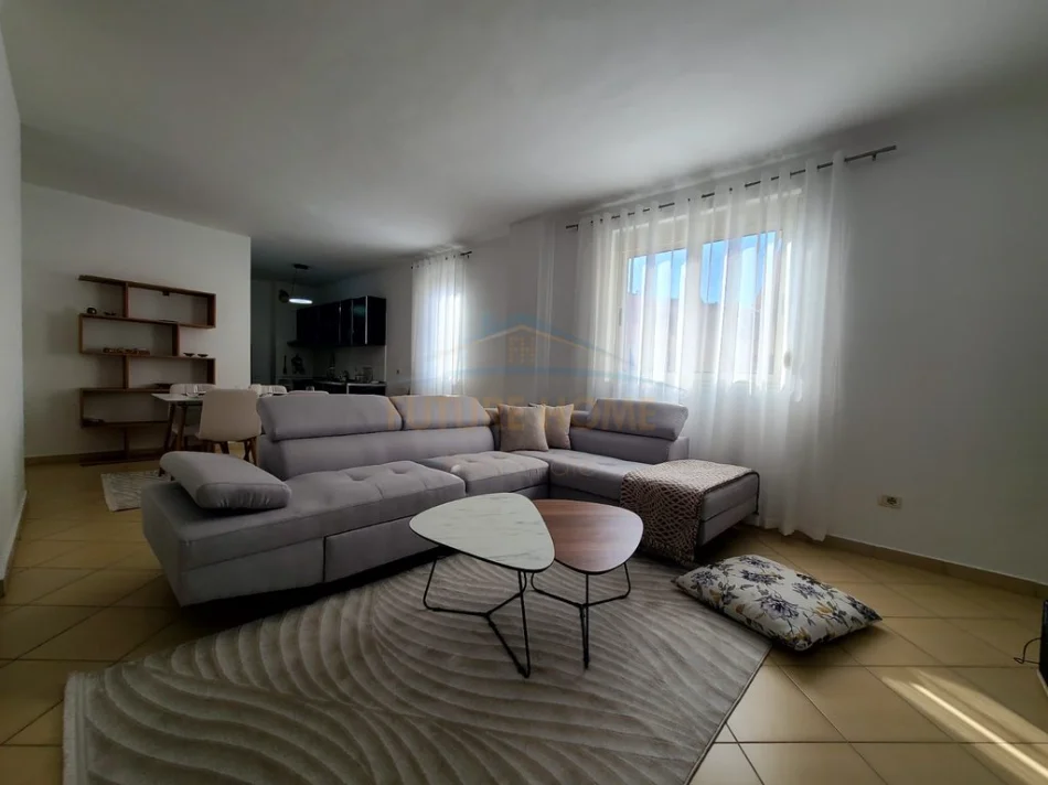 Tirane, jepet me qera apartament 2+1 Kati 3, 105 m² 650 € (Liqeni i Thate)