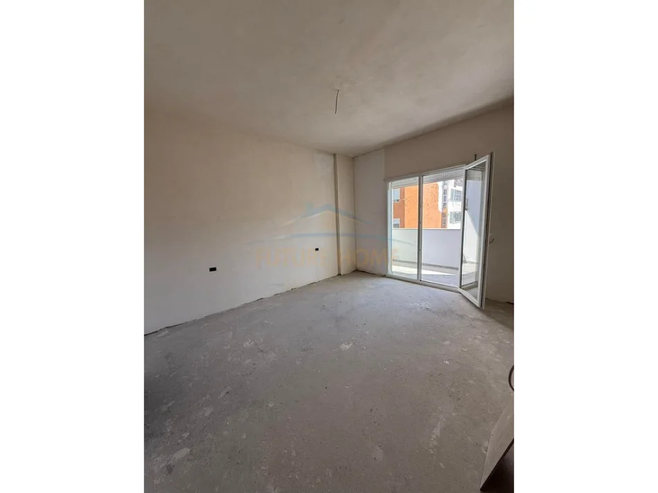 SHITET APARTAMENT 2+1+POST PARKIMI, SHKOLLA E KUQE