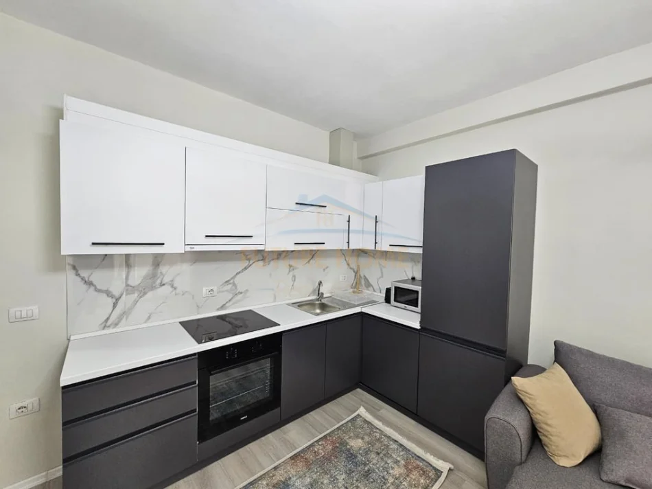 Tirane, jepet me qera apartament 2+1+Ballkon Kati 7, 99 m² 800 € (Rruga e Durresit)