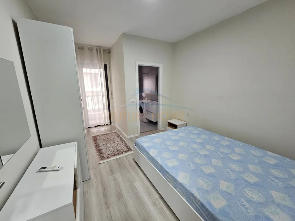Tirane, jepet me qera apartament 2+1+Ballkon Kati 7, 99 m² 800 € (Rruga e Durresit)