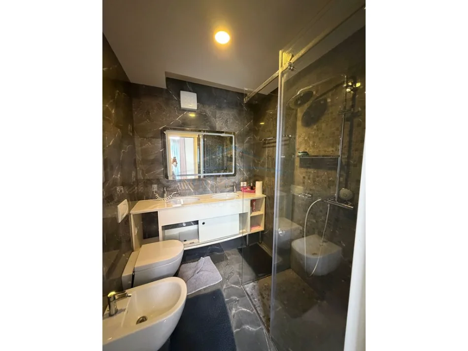 Tirane, jepet me qera apartament 3+1 Kati 7, 120 m² 1.500 € (Kompleksi Delijorgji)