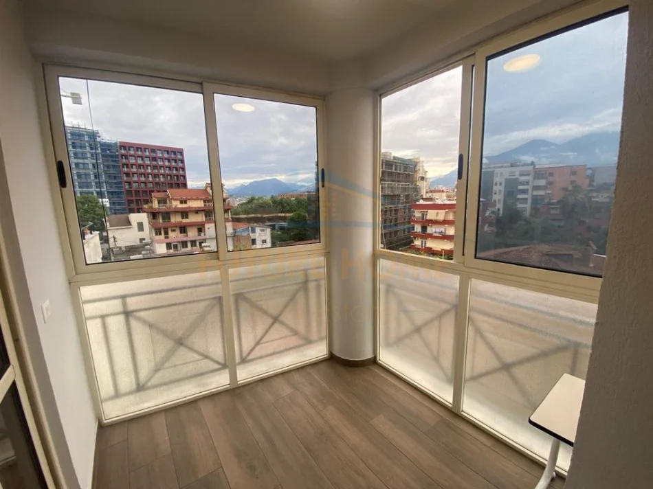 Tirane, jepet me qera apartament 2+1+Ballkon Kati 4, 144 m² 850 € (Rruga e Barrikadave)
