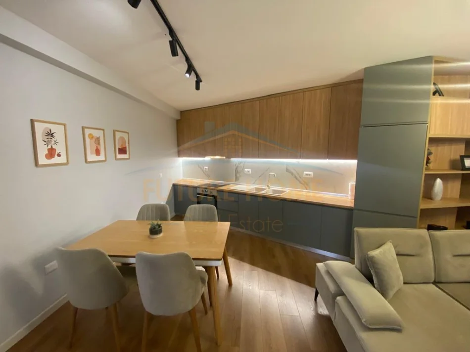 Tirane, jepet me qera apartament 2+1+Ballkon Kati 4, 144 m² 850 € (Rruga e Barrikadave)
