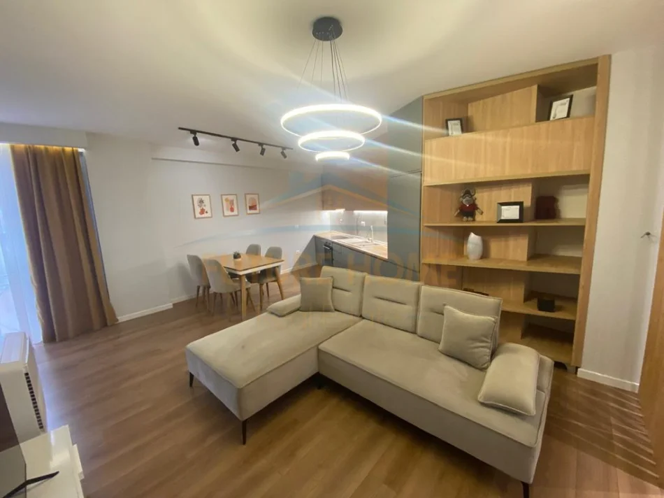 Tirane, jepet me qera apartament 2+1+Ballkon Kati 4, 144 m² 850 € (Rruga e Barrikadave)