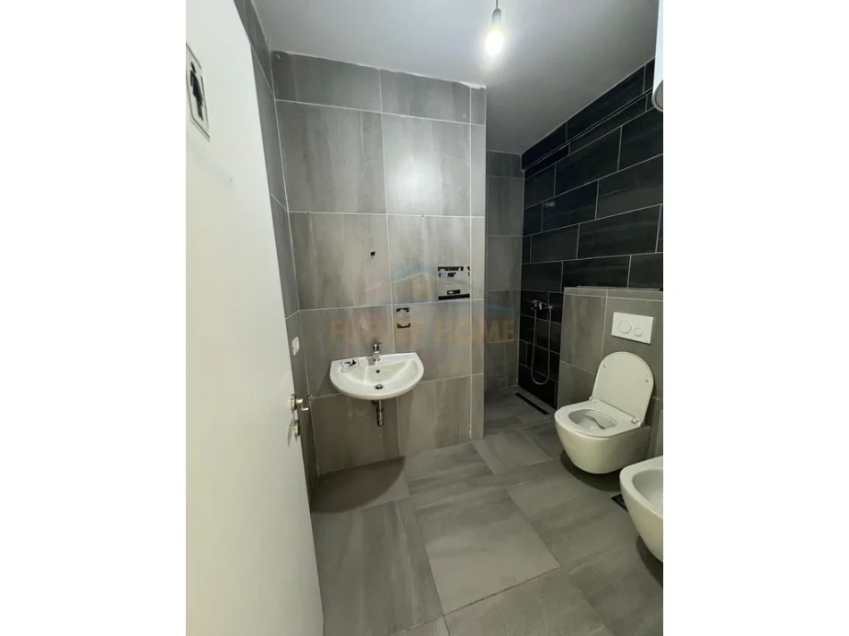 Tirane, shitet apartament 2+1 Kati 3, 123 m² 250.000 € (UNAZA E RE)