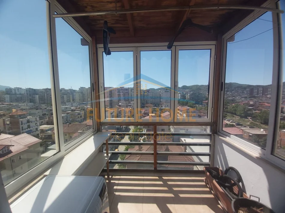 Tirane, jepet me qera apartament 2+1+Ballkon Kati 8, 99 m² 600 € (perball kompleksit delijorgj)