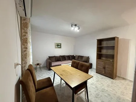 Tirane, jepet me qera 1+1 Kati 2, 55 m² 450 € 