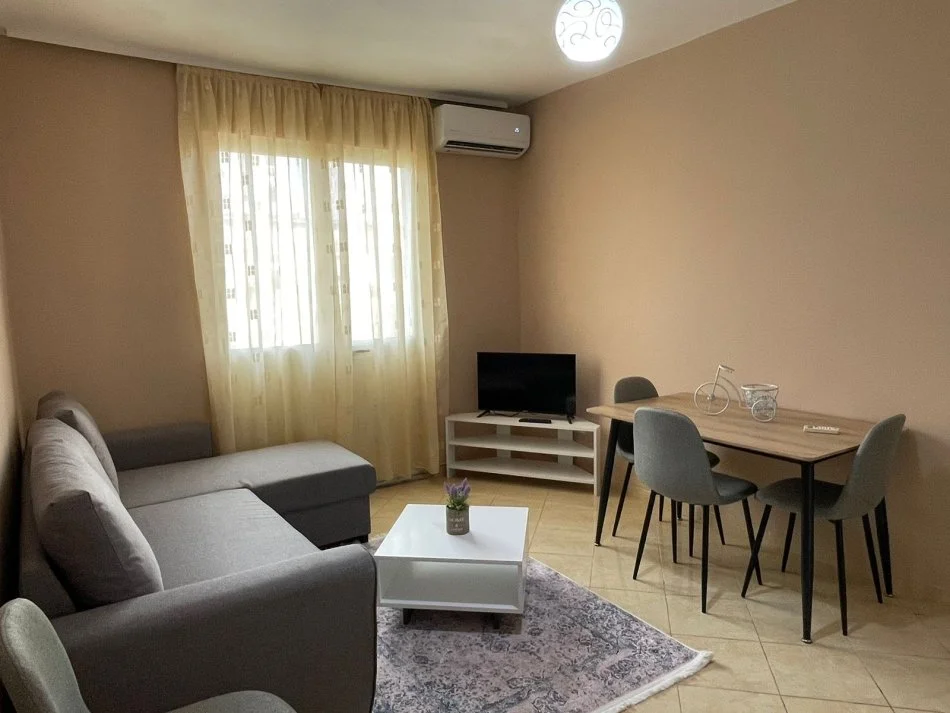 Tirane, jepet me qera apartament 1+1 Kati 4, 45 m² 450 € (Barrikadave)