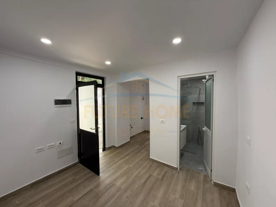 Tirane, jepet me qera ambjent biznesi Kati 0, 60 m² 900 € (Ali Demi)