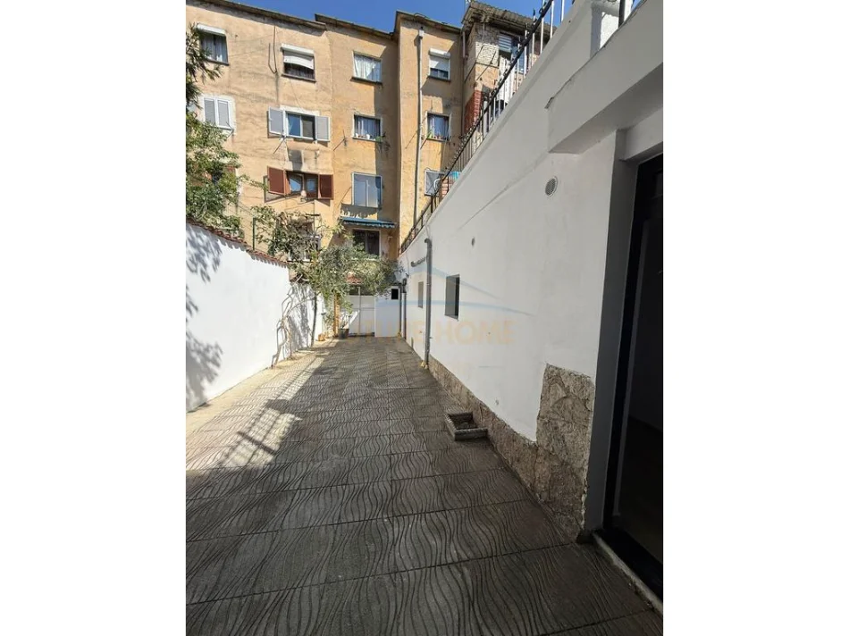 Tirane, jepet me qera ambjent biznesi Kati 0, 60 m² 900 € (Ali Demi)