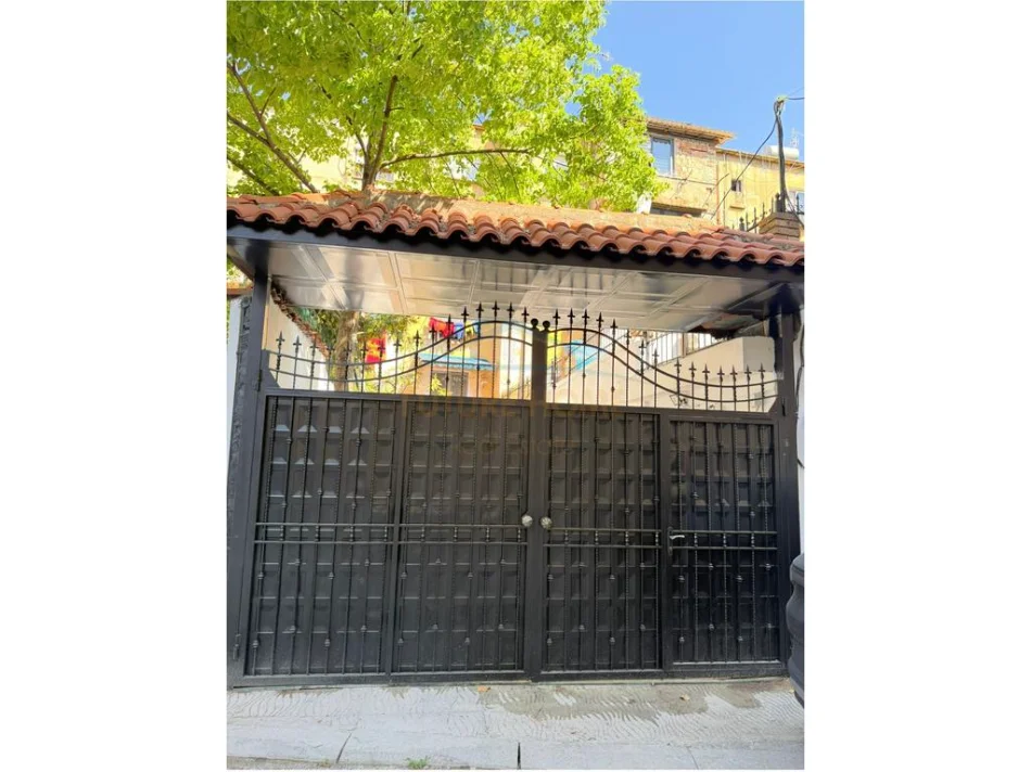 Tirane, jepet me qera ambjent biznesi Kati 0, 60 m² 900 € (Ali Demi)