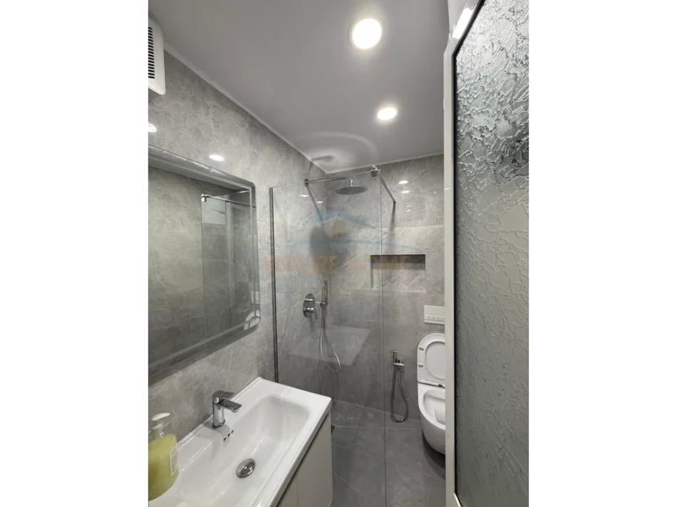 Tirane, jepet me qera ambjent biznesi Kati 0, 60 m² 900 € (Ali Demi)