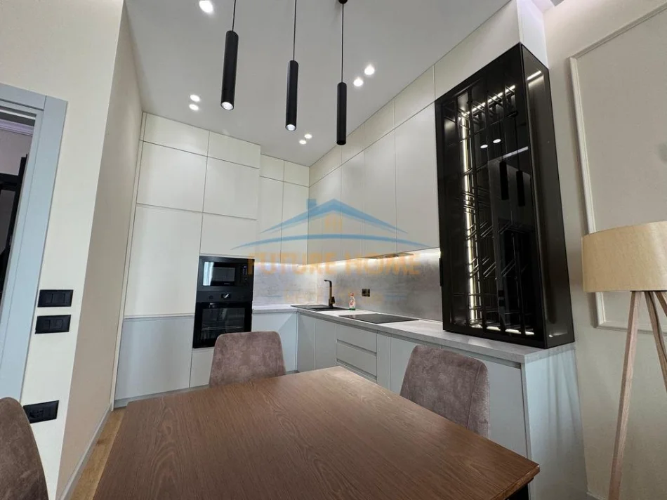 Tirane, jepet me qera apartament 1+1 Kati 4, 76 m² 900 € (Rruga e Kavajes)