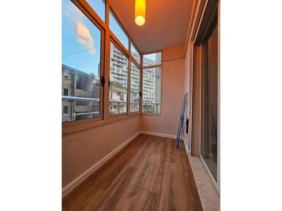 Tirane, shitet apartament 1+1 Kati 3, 57 m² 163.000 € (Golden Tower)
