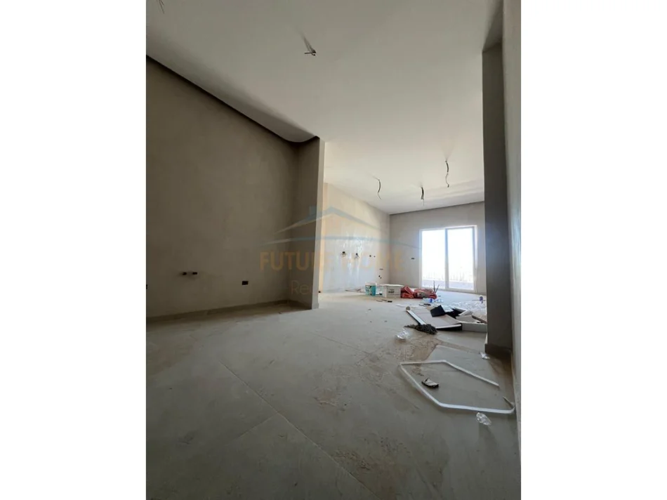 Tirane, jepet me qera ambjent biznesi Kati 2, 93 m² 950 € (Kompleksi Aura)