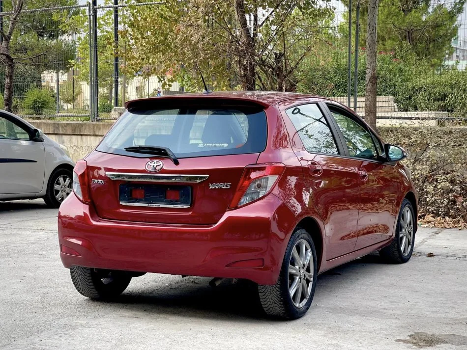 Tirane, shes makine TOYOTA YARIS Benzin, vishnje manuale Klima 172.000 km 5.790 €