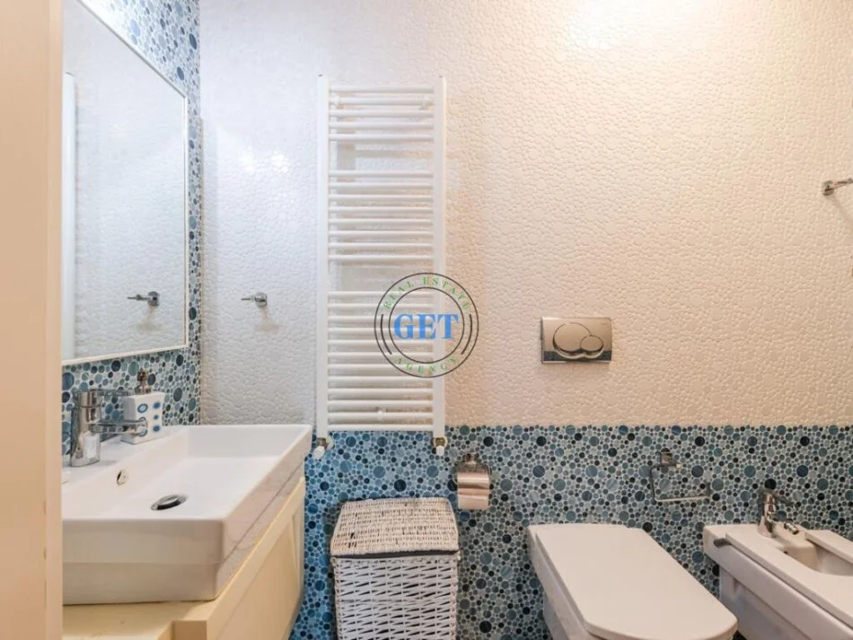 Durres, shitet apartament duplex 1+1 Kati 8, 290 m² (Pallati Sportit,Durres)