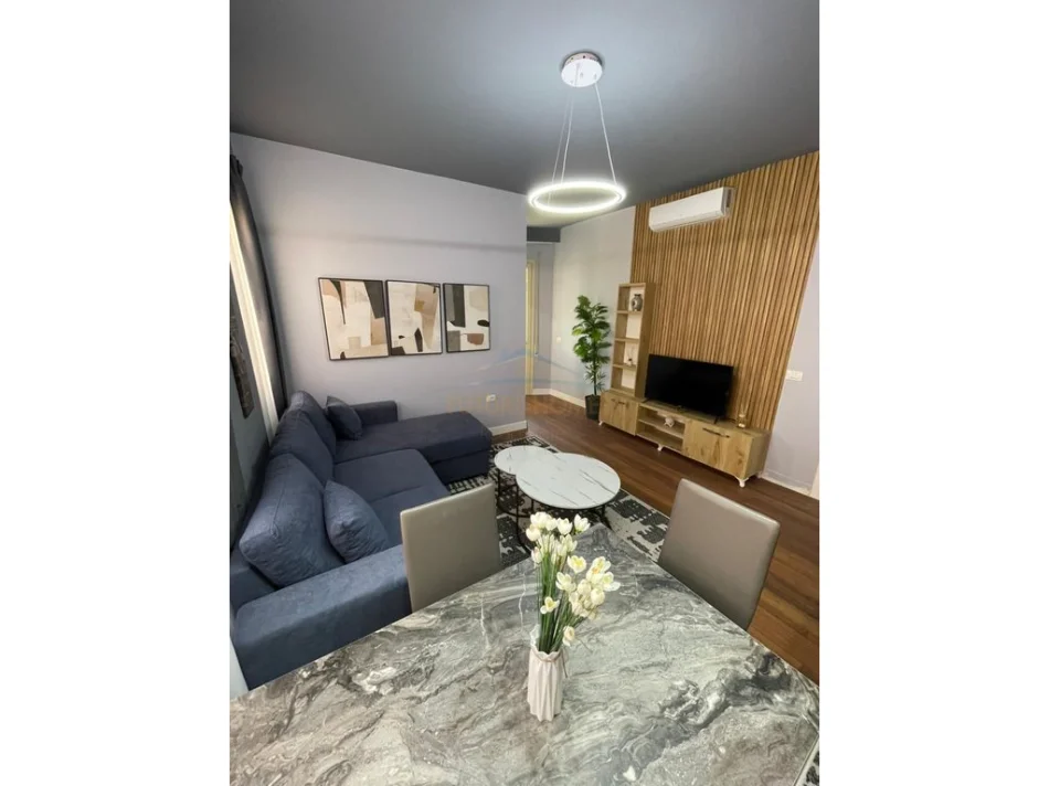Tirane, shitet apartament 5+1 Kati 2, 84 m²