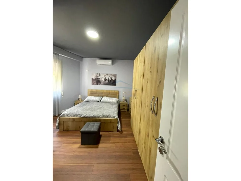 Tirane, shitet apartament 5+1 Kati 2, 84 m²