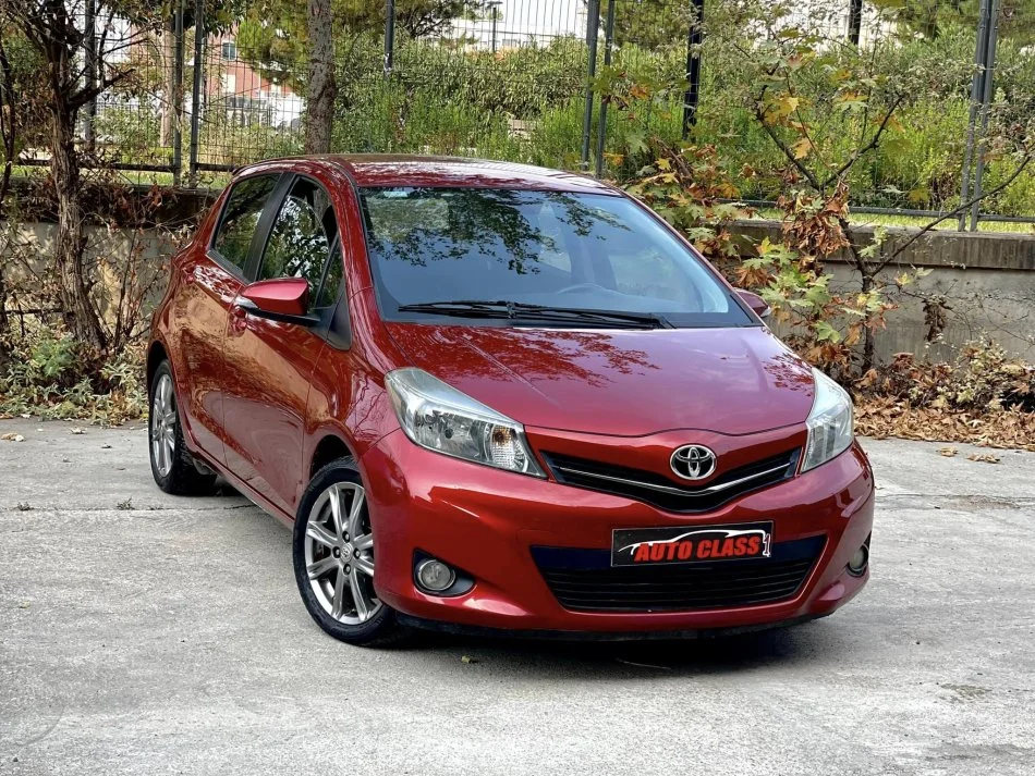 Tirane, shes makine TOYOTA YARIS Benzin, vishnje manuale Klima 172.000 km 5.790 €