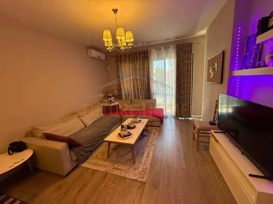 Tirane, jepet me qera apartament 2+1 Kati 3, 85 m² 500 € (Kompleksi Molla)