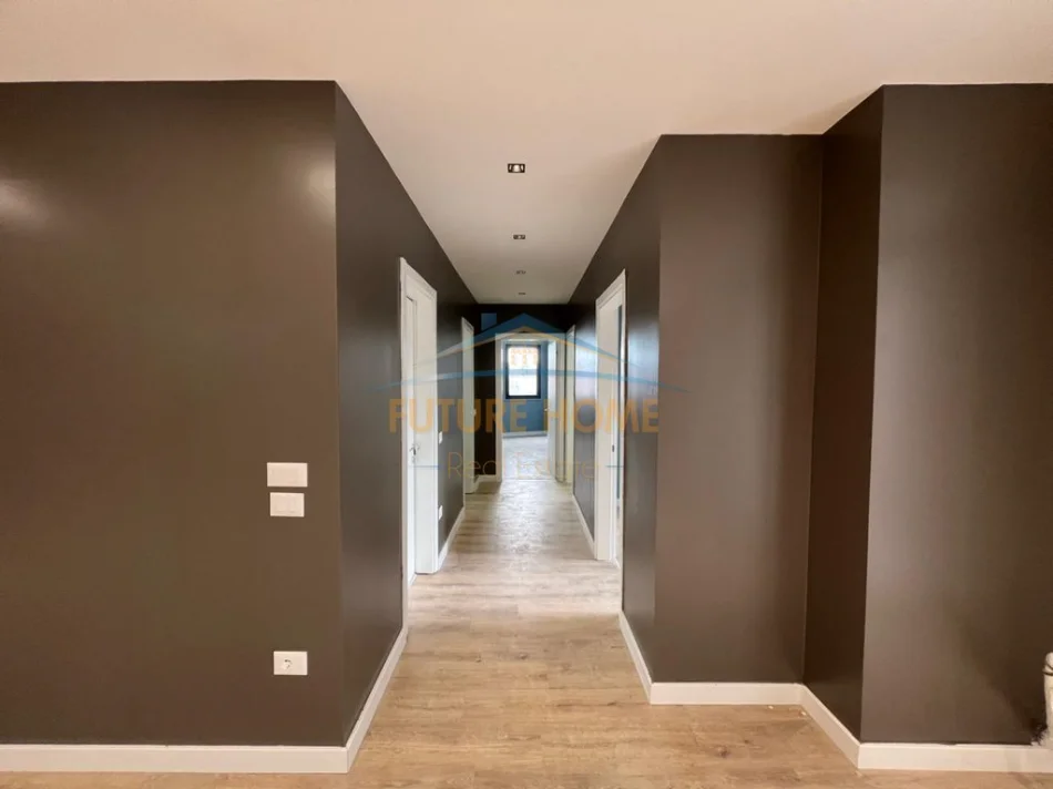 Tirane, jepet me qera apartament 3+1 Kati 4, 132 m² 800 € (Unaza e Re)