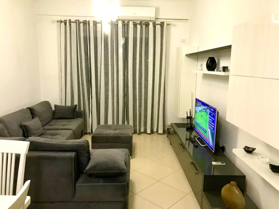 Tirane, jepet me qera apartament 1+1+Ballkon Kati 3, 70 m² 600 € (golden parku)