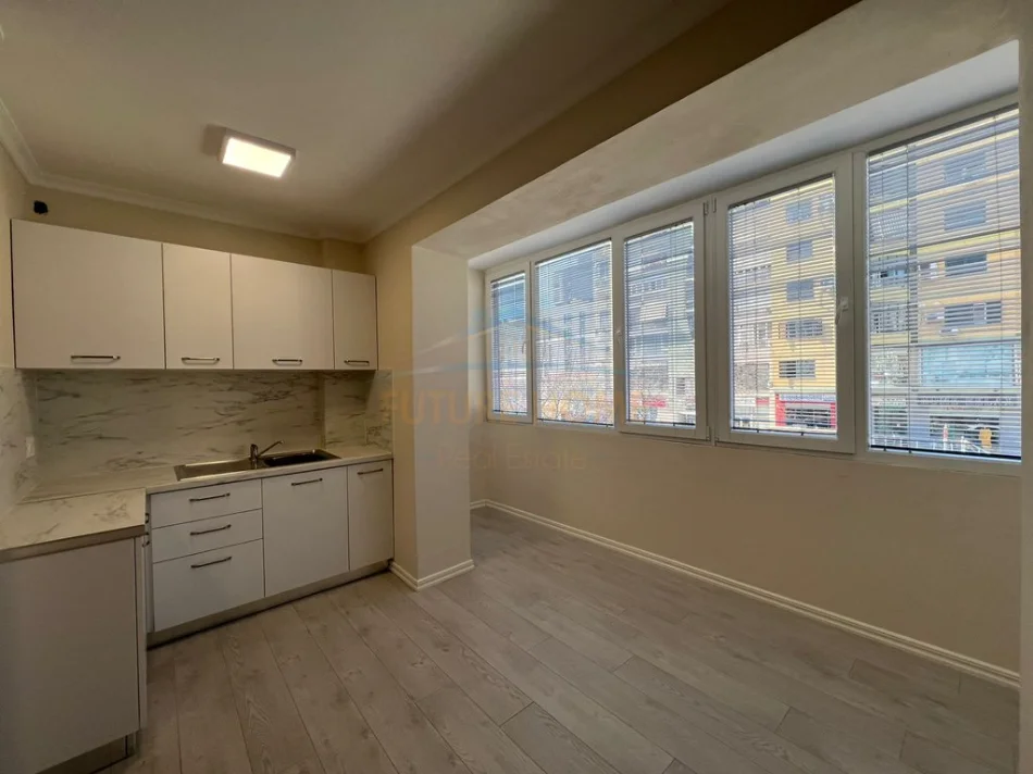 Tirane, jepet me qera apartament 1+1 Kati 1, 69 m² 800 € (21 DHJETORI)