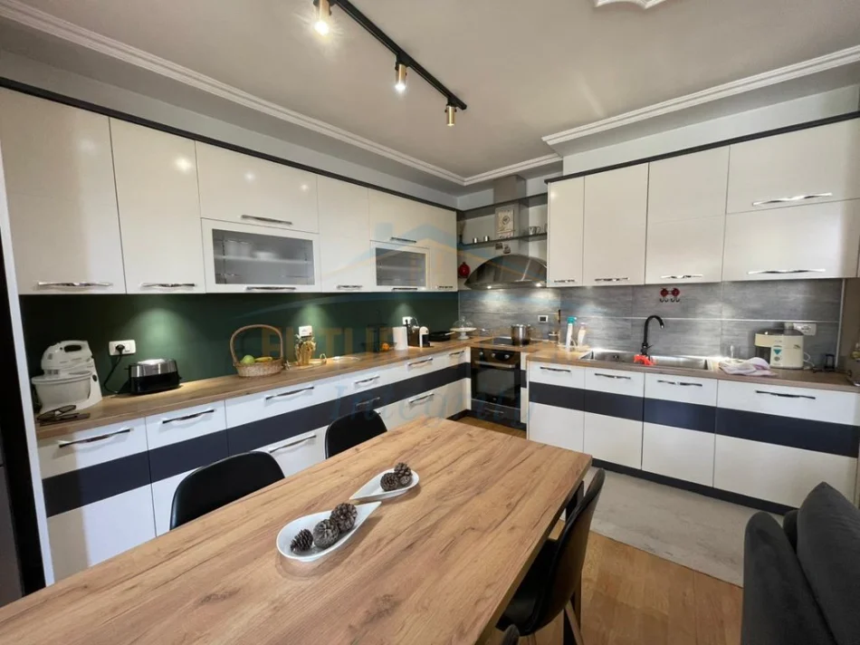 Tirane, shitet apartament 3+1 Kati 2, 109 m² 200.000 € (Fresku)