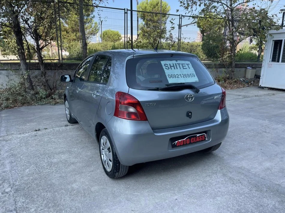 Tirane, shes makine TOYOTA YARIS Benzin, gri metalizato manuale Kondicioner 184.000 km 3.390 €