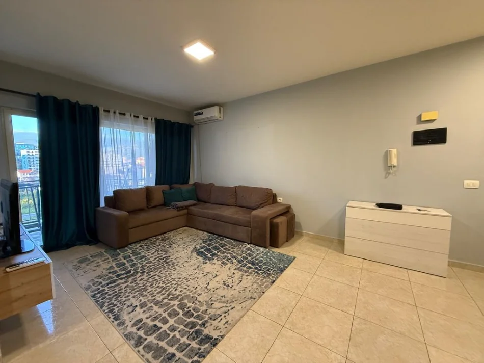 Tirane, jepet me qera apartament 2+1+Ballkon Kati 4, 74 m² 550 € 