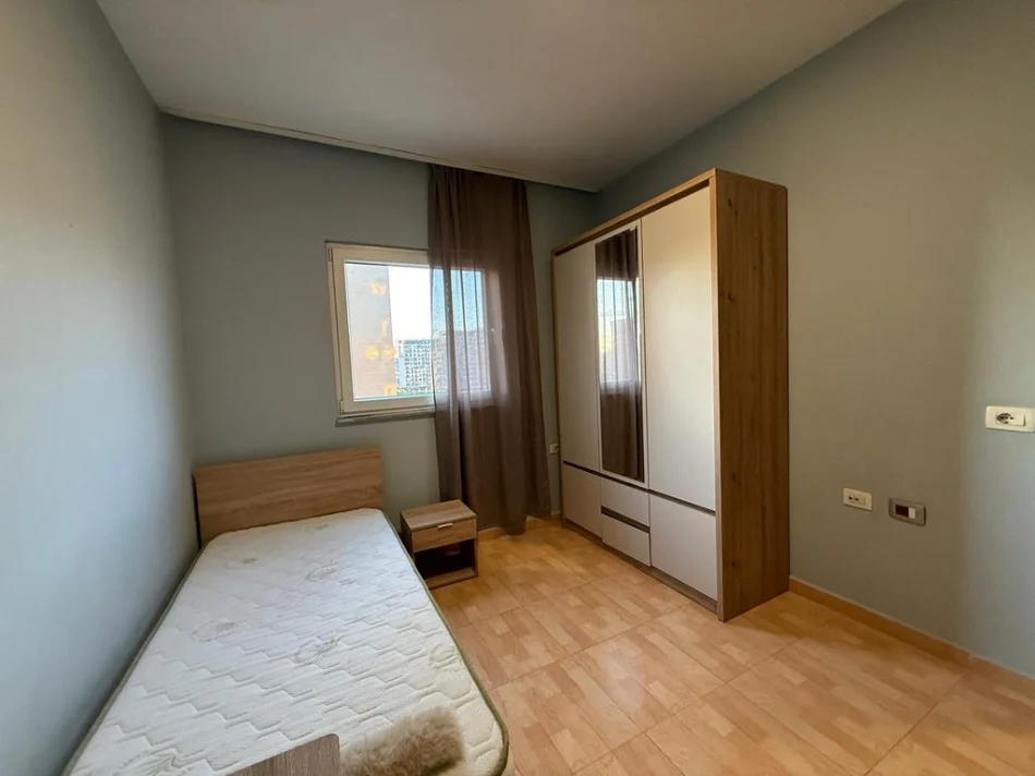 Tirane, jepet me qera apartament 2+1+Ballkon Kati 4, 74 m² 550 € 