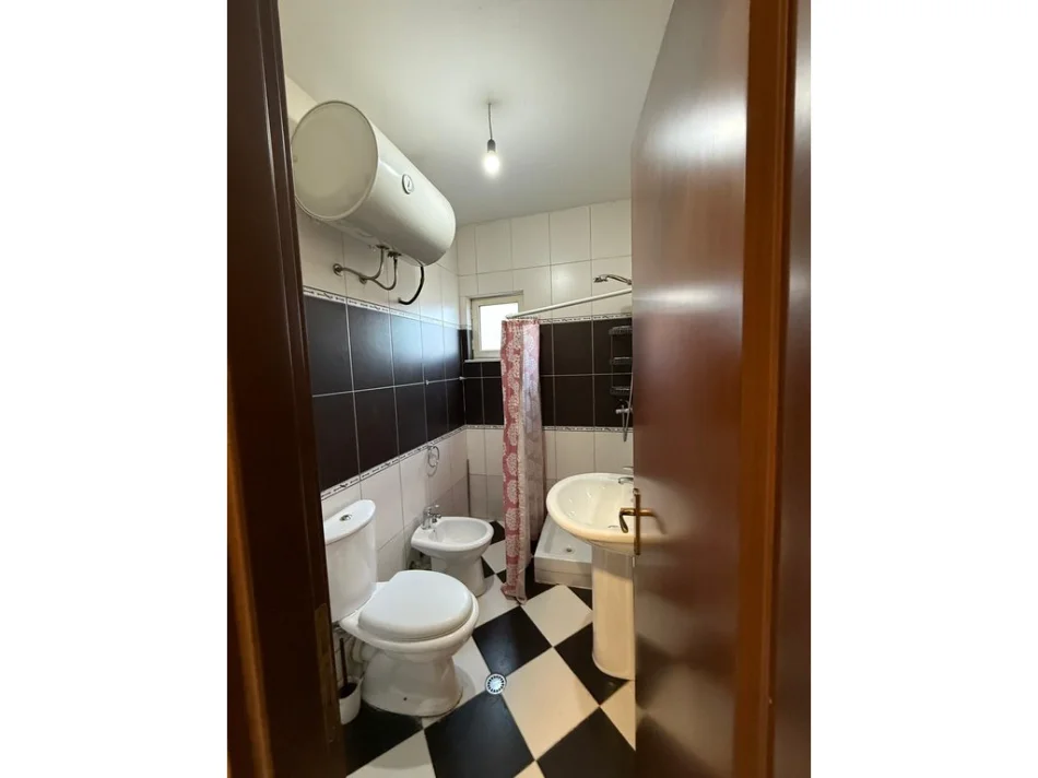 Tirane, jepet me qera apartament 2+1+Ballkon Kati 4, 74 m² 550 € 