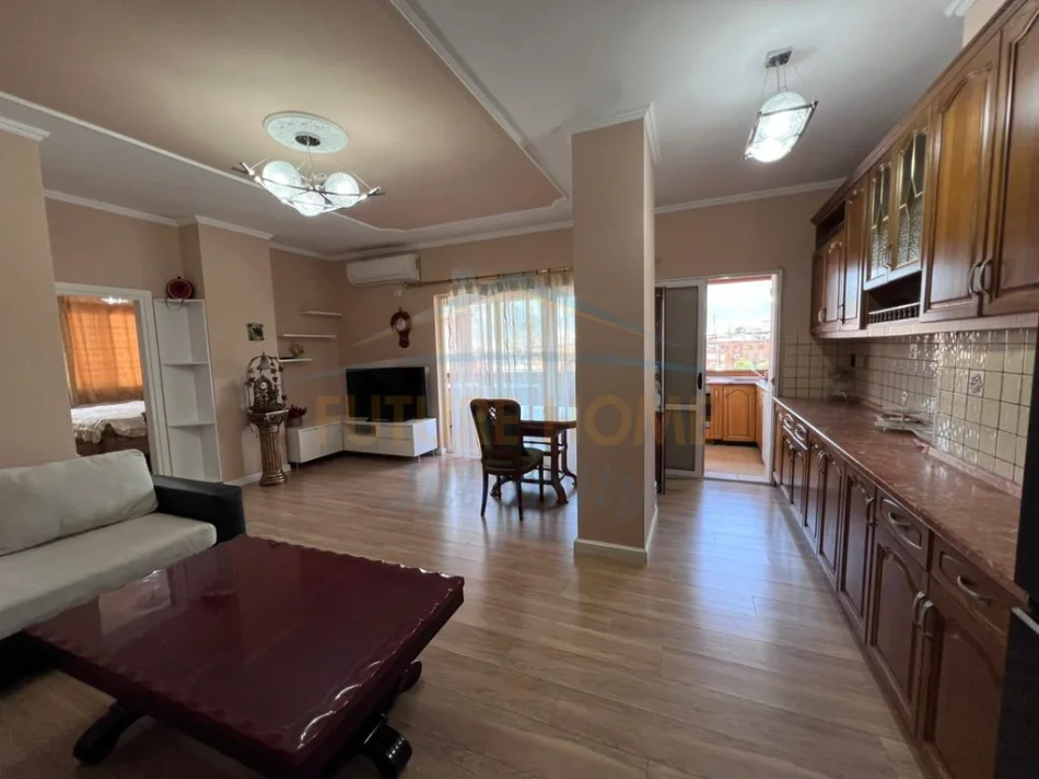 Tirane, Qera Apartament 2+1, Kati 5, 102 m² 630 € (Xhamllik)