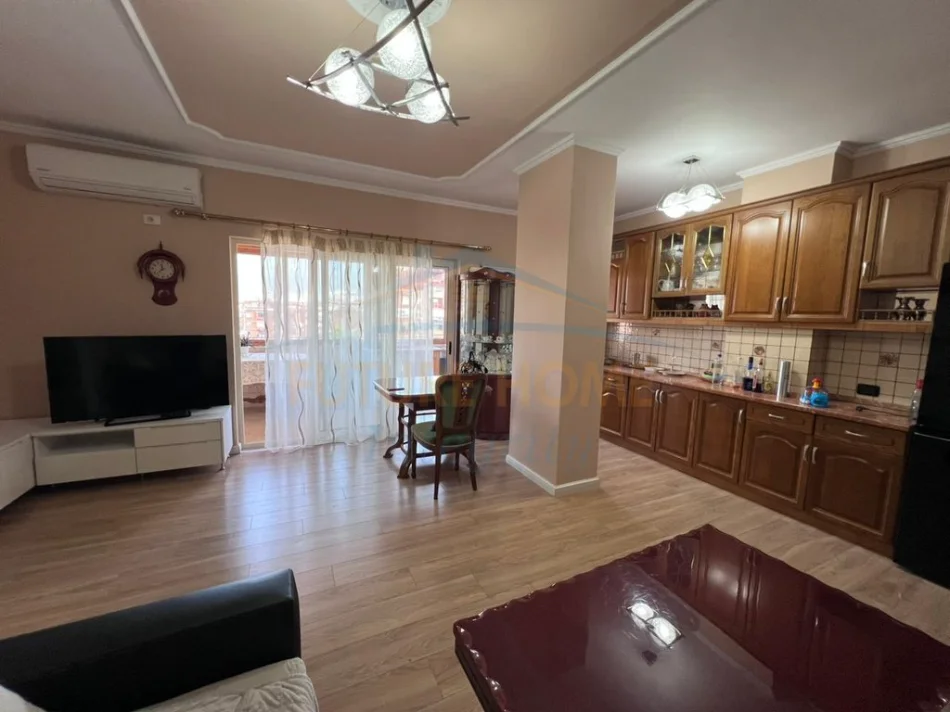 Tirane, jepet me qera apartament 2+1 Kati 5, 102 m² 630 € (Xhamllik)