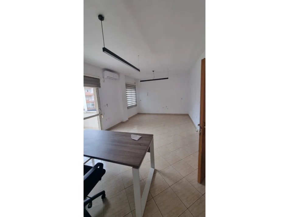 Tirane, jepet me qera zyre Kati 2, 104 m² 900 € (Komuna e Parisit)