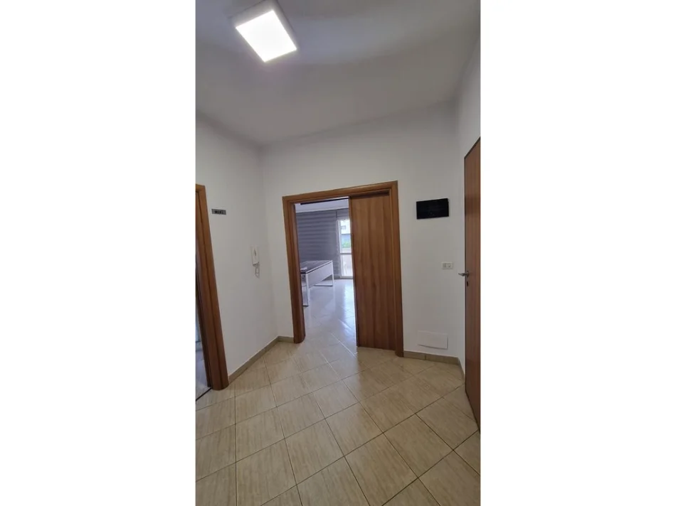 Tirane, jepet me qera zyre Kati 2, 104 m² 900 € (Komuna e Parisit)