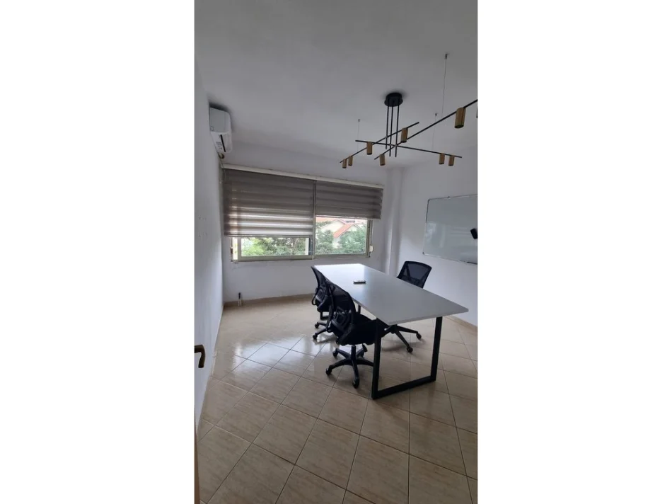 Tirane, jepet me qera ambjent biznesi Kati 2, 104 m² 900 € (komuna e parisit)
