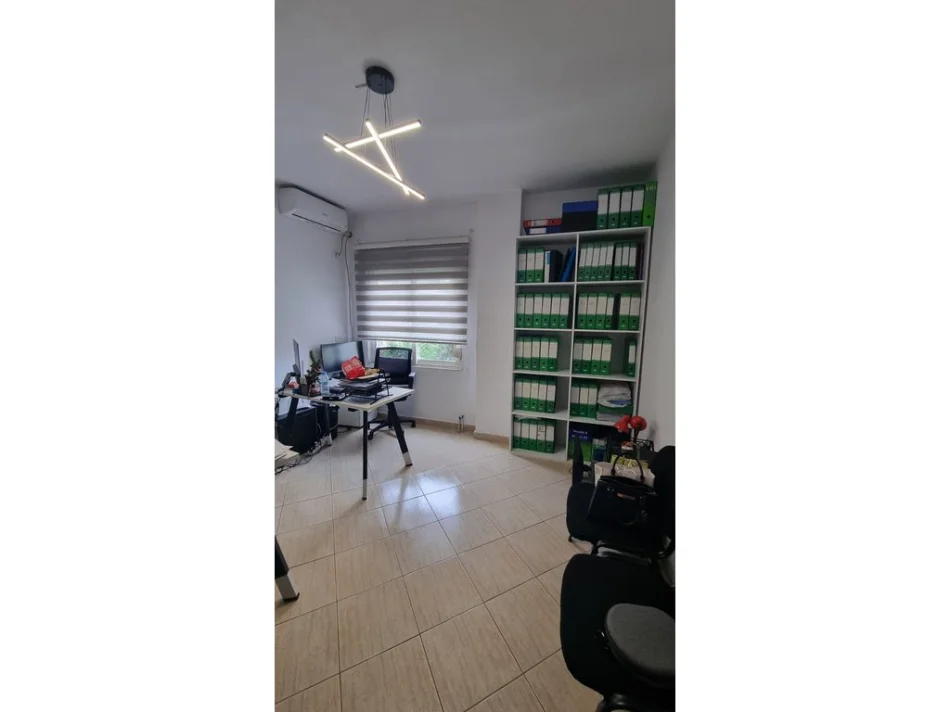 Tirane, jepet me qera ambjent biznesi Kati 2, 104 m² 900 € (komuna e parisit)