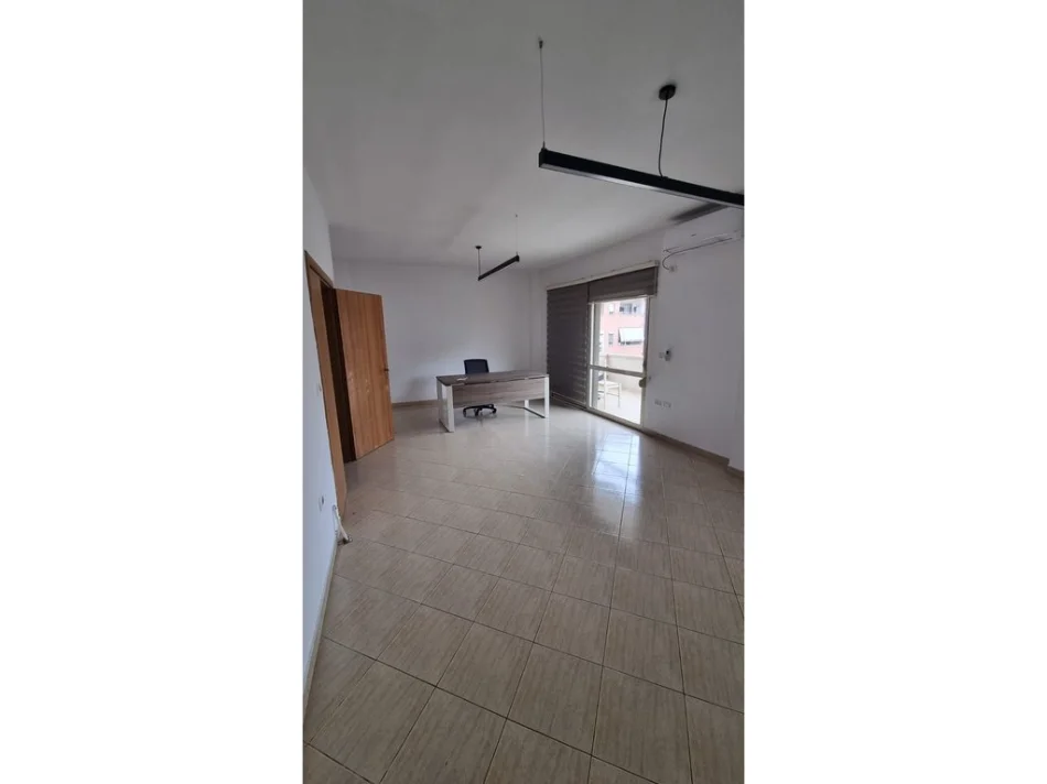 Tirane, jepet me qera ambjent biznesi Kati 2, 104 m² 900 € (komuna e parisit)