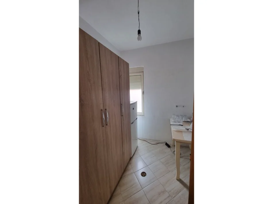 Tirane, jepet me qera ambjent biznesi Kati 2, 104 m² 900 € (komuna e parisit)
