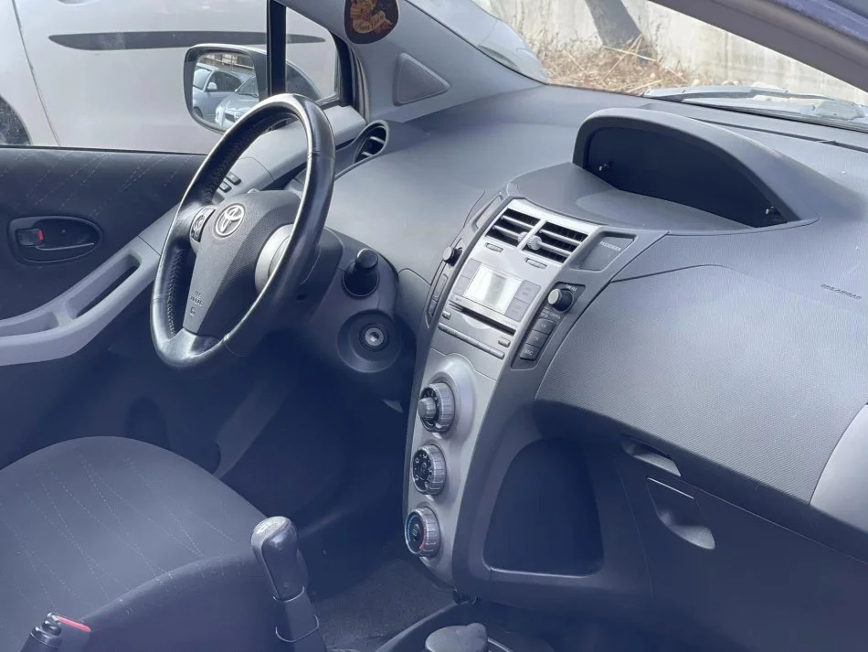 Tirane, shes makine TOYOTA YARIS Benzin, gri metalizato manuale Kondicioner 184.000 km 3.390 €