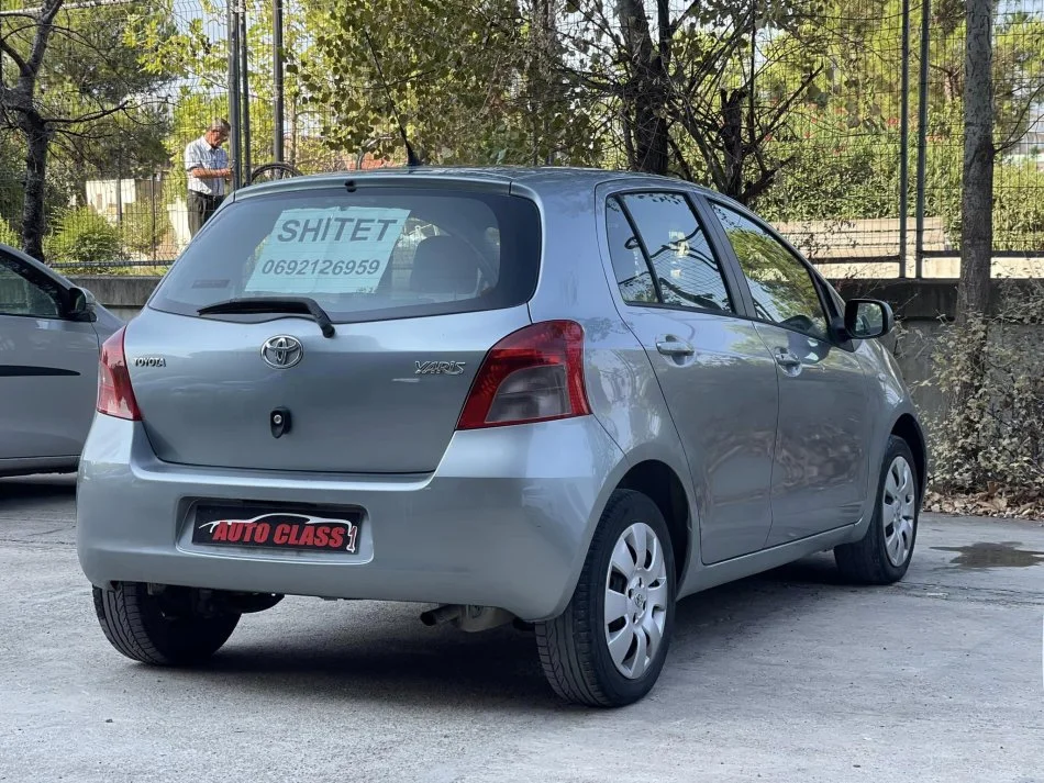 Tirane, shes makine TOYOTA YARIS Benzin, gri metalizato manuale Kondicioner 184.000 km 3.390 €